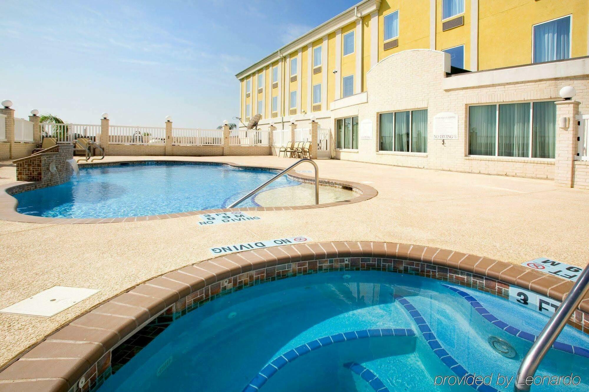 Holiday Inn Express Hotel And Suites Falfurrias Exteriör bild